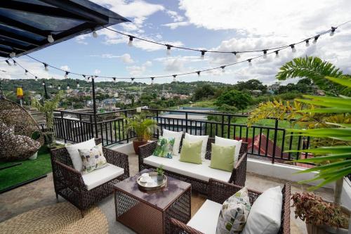 een patio met stoelen en een tafel met uitzicht bij Gorgeous Studio Suite w/ King size bed in Antipolo