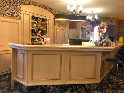 a large island in a kitchen with a counter top at Hotel Eulenspiegel - Das Erlebnishotel in Riesa in Riesa