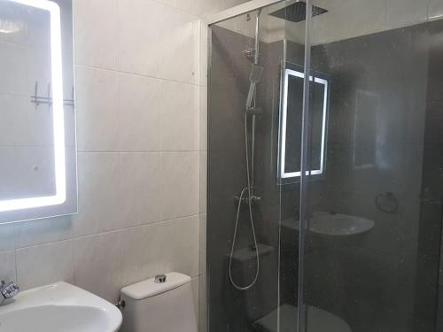 ein Badezimmer mit Dusche, Toilette und Waschbecken in der Unterkunft Piso vistas al mar. Playa de Aguete. Rías Baixas. in Marín