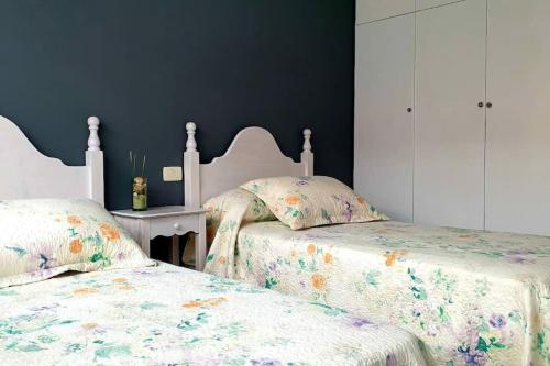 zwei nebeneinander stehende Betten in einem Schlafzimmer in der Unterkunft Piso vistas al mar. Playa de Aguete. Rías Baixas. in Marín