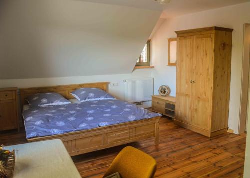 - une chambre avec un lit et une couette bleue dans l'établissement Wassermühle Förstgen - Eichenzimmer, 