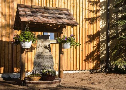 une clôture en bois avec deux plantes en pot dans l'établissement Wassermühle Förstgen - Eichenzimmer, 