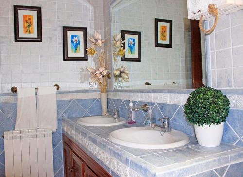 Et badeværelse på La Casa de la Piscina,ideal para familias y grupos