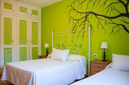 En eller flere senge i et værelse på La Casa de la Piscina,ideal para familias y grupos