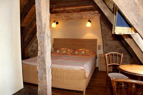 a bedroom with a bed in a attic at Domaine du Fraysse L'Ermitage un coin de paradis in Saint-Cybranet