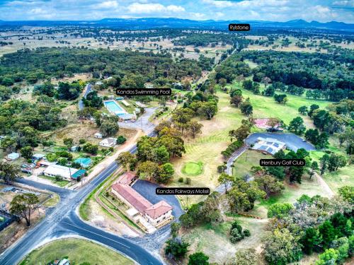 una vista aérea de una finca con casas y árboles en Kandos Fairways Motel, en Kandos