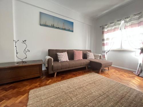 salon z kanapą i stołem w obiekcie 92 Campolide Apartment by Trip2Portugal w Lizbonie