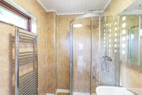 O baie la Bluebell Lodge 3 with Hot Tub