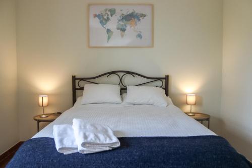 une chambre avec un lit avec deux serviettes dessus dans l'établissement Traditional Portuguese Village House - Casa Martins no 52, à Freiria