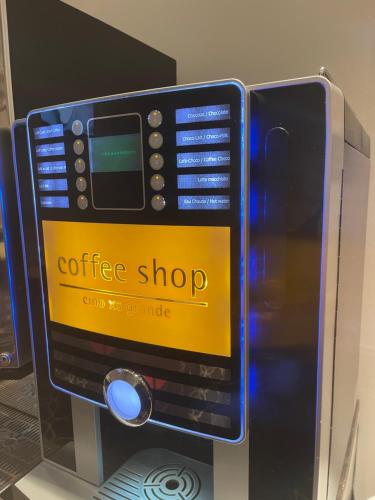 - un four micro-ondes avec un panneau indiquant le café dans l'établissement Safestay Brussels Grand Place, à Bruxelles