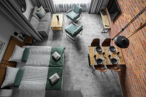 una vista sul soffitto di una camera da letto con letto e sedie di MONTOWNIA Lofts & Experience a Danzica