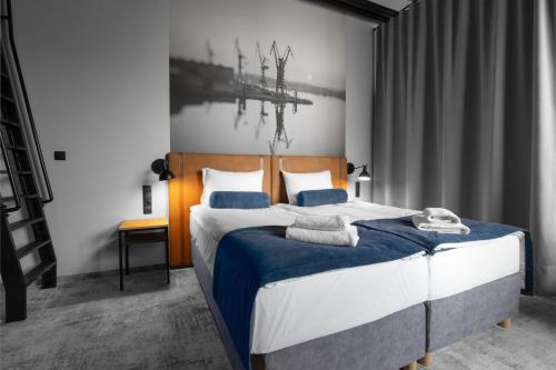 Postel nebo postele na pokoji v ubytování MONTOWNIA Lofts & Experience