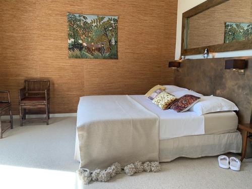 une chambre avec un lit et un tableau au mur dans l'établissement MV Gallery Collection, Beau Bourgeois vue Mer, à Cannes