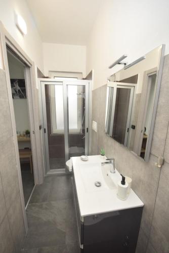 Bilik mandi di Hotel Crisvan