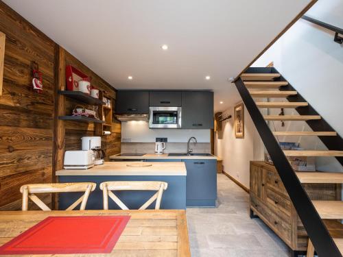 une cuisine avec un comptoir bleu et un escalier dans l'établissement Appartement Rénové, Calme avec Garage à 1.9 km du Village - 3***, 4 Personnes, WIFI, Proche Navettes - FR-1-304-235, à La Clusaz