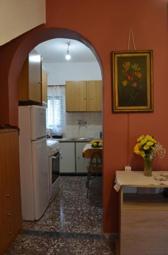 an archway leading into a kitchen with a refrigerator at Casa Di Mama in Valaneíon