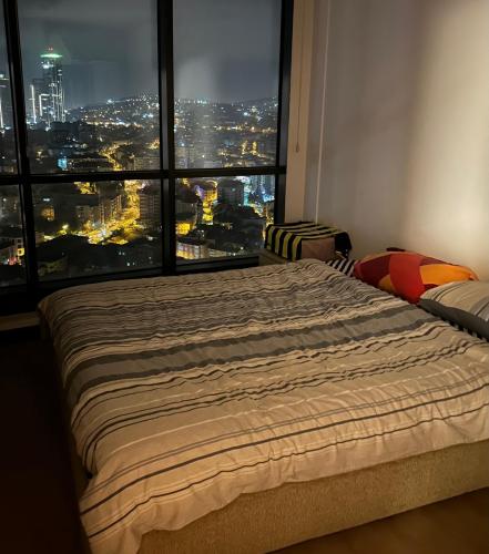 ein Schlafzimmer mit einem Bett und einem großen Fenster in der Unterkunft Private Room in Istanbul #109 in Istanbul