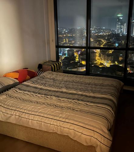 Bett in einem Zimmer mit einem großen Fenster in der Unterkunft Private Room in Istanbul #109 in Istanbul