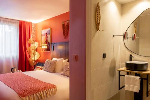 a hotel room with a bed and a shower at Aiden by Best Western Paris Roissy CDG in Roissy-en-France