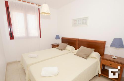 2 camas en una habitación con paredes blancas en Apartamento Amatista 29A - Grupo Turis, en Calpe