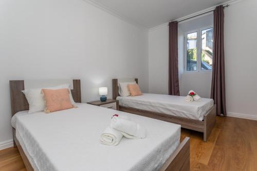 a bedroom with two beds and a window at Oásis Fonte Grande in Santo António