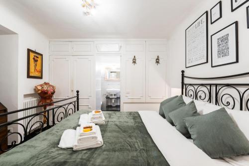 Una cama o camas en una habitación de Cozy loft Orsini Palace