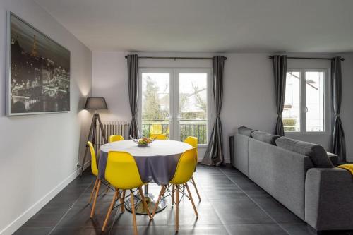 une salle à manger avec une table et des chaises jaunes dans l'établissement 2 bed House near Disneyland Paris, à Montry