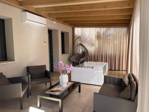 - un salon avec un canapé, des chaises et une table dans l'établissement Giafra Luxury Rooms, à Agrigente