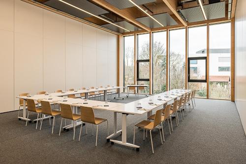 a large conference room with a long table and chairs at Afterwork Hotel in Etoy