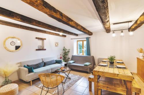 un salon avec un canapé et une table dans l'établissement Les Petits Matelots - Maison proche plage, à Saint-Coulomb
