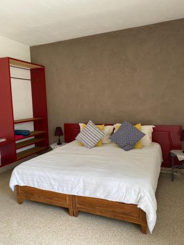 - une chambre avec un grand lit blanc et des oreillers dans l'établissement Home Sweet Home, à San Ġiljan