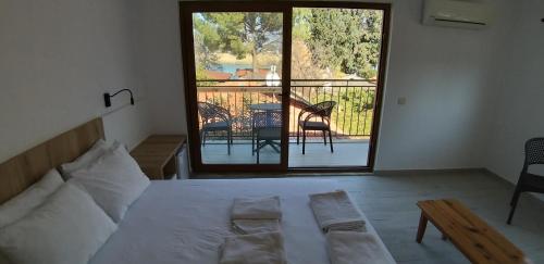 Кровать или кровати в номере Lindos Pension