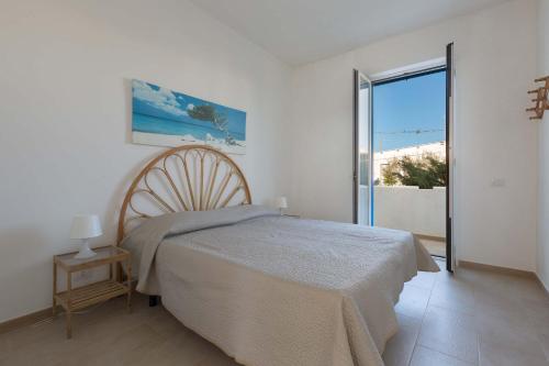 una camera con letto e vista sull'oceano di Residence Mare Azzurro by BarbarHouse a Porto Cesareo