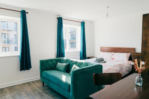 Oakley Place - Room B Deluxe Double Room في بريستول: غرفة معيشة مع أريكة وسرير