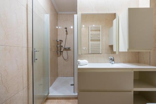 a bathroom with a sink and a shower at Ybarra apartment by People Rentals in Bilbao