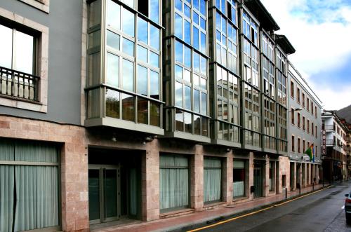 un edificio con muchas ventanas en una calle de la ciudad en Hotel Cangas de Onis Center, en Cangas de Onís