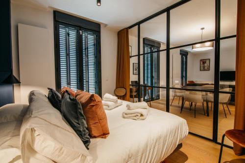 Postel nebo postele na pokoji v ubytování tuGuest Obispo Apartment