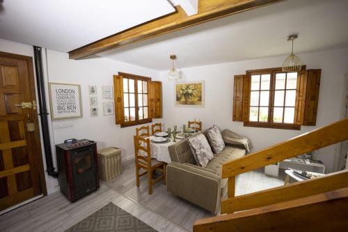 salon z kanapą i stołem w obiekcie Casa Poulo Padrón w mieście Padrón