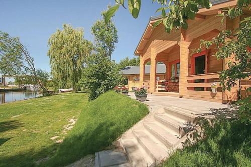 a house with a walkway in front of a yard at Camping 't Ol Gat in Zoutkamp