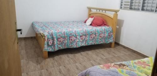 a small bedroom with a small bed with a bed sqor at Chácara Paiva in Jarinu