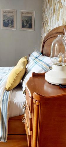 - un lit avec un bol en verre dans l'établissement Sharecroppers Cottage with Swimming Pool, à Pagéas