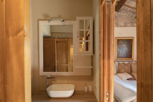ローマにあるベッド アンド ブレックファスト サンマルティンのバスルーム(シンク、鏡付きベッド1台付)