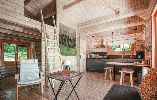 a kitchen with a table and chairs in a cabin at Camping 't Ol Gat in Zoutkamp