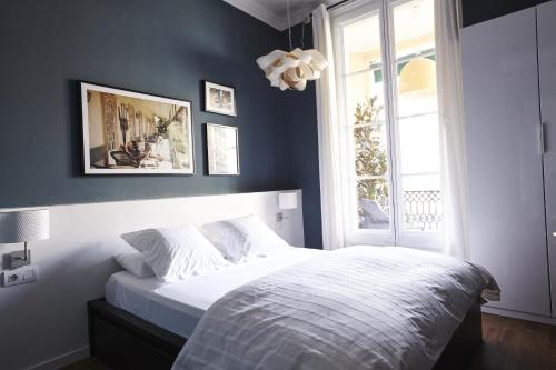 um quarto com uma cama branca e uma janela em Close to Passeig de Gracia em Barcelona