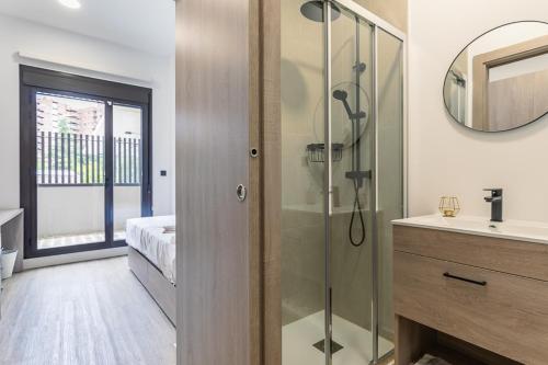 een badkamer met een douche en een wastafel bij micampus Madrid Sinesio Delgado Student Residence in Madrid