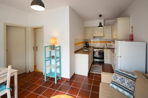 Η κουζίνα ή μικρή κουζίνα στο Quinta do Pé Descalço guesthouse Sintra - Relaxing countryside stay to discover heritage and coast