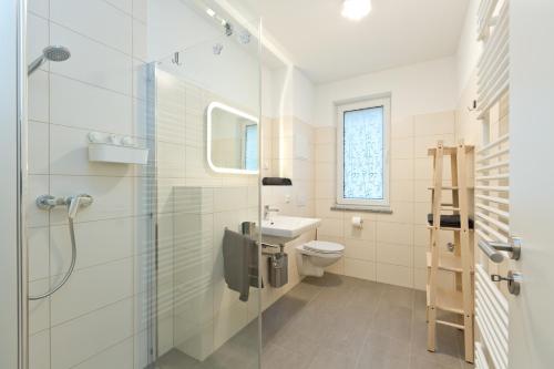 La salle de bains est pourvue d'une douche et de toilettes. dans l'établissement Am Hafen1, à Röbel