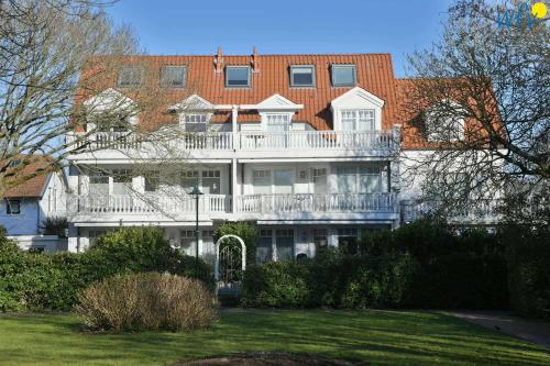 Casa blanca grande con balcón blanco en Villa Nautilus Wohnung Marilena, en Wangerooge