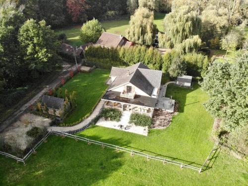 - une vue sur une grande maison sur une pelouse verdoyante dans l'établissement Huis van luut, à Tielt