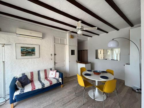 a living room with a couch and a table at 4DEMO2 Appartement vue mer in Collioure